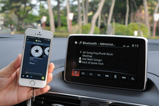 マツダ 新型アクセラディーゼル [グレード：XD]／MAZDA CONNECTで「aha」を聴く為、iphoneを接続中