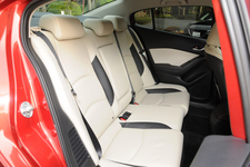 マツダ 新型アクセラハイブリッド [グレード：HYBRID-S L Package]／リアシート