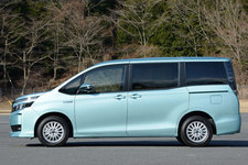トヨタ 新型 ヴォクシー ハイブリッド