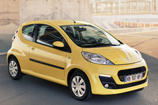 先代アイゴの兄弟車にあたるプジョー107(旧モデル)