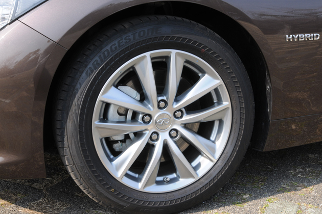 日産 新型スカイラインハイブリッド タイヤ&アルミホイール