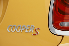 BMW 新型ミニクーパーS（F56・3代目）COOPER Sロゴ