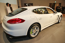 ポルシェ 「パナメーラ S ハイブリッド」