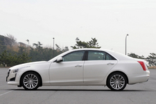 新型 キャデラック CTS エレガンス[ボディカラー：ホワイトダイヤモンド]