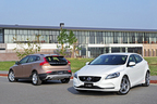 ボルボ V40 CROSS COUNTRY T4 Nordic(左奥)／ボルボ V40 T4 Sports(右手前)[共に200台限定車]