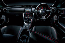 スバル「BRZ」/インテリア レザー&アルカンターラパッケージはメーカー装着オプション、ナビゲーションシステムはディーラー装着オプション) ※シートの側面と背面及びヘッドレストの背面に合成皮革を使用