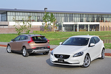 （左）ボルボ V40 Cross Country T4 Nordic、（右）ボルボ V40 T4 Sports