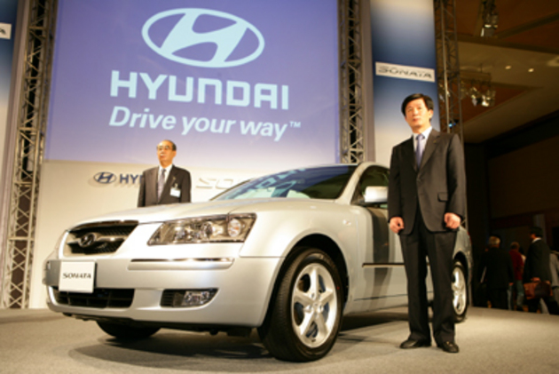 ヒュンダイ モーター ジャパン菅原俊朗社長と本社キム副社長とソナタ