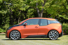 BMW i3(アイ・スリー) レンジエクステンダー装備車[ボディカラー：ソーラーオレンジ/BMW i フローズングレーメタリックアクセント]