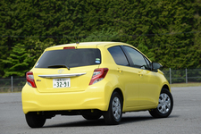 トヨタ 新型 ヴィッツ 1.3F(2WD)[ボディカラー：ルミナスイエロー]