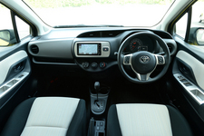 トヨタ 新型 ヴィッツ 1.3F(2WD)[内装色：アイボリー]