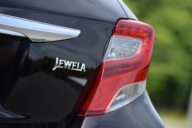 トヨタ 新型 ヴィッツ 1.0 Jewela(ジュエラ) "SMART STOPパッケージ"(2WD)[ボディカラー：ボルドーマイカメタリック(シャイニーデコレーション限定カラー)]