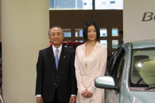 トヨタ渡辺社長とイメージキャラクター鈴木京香