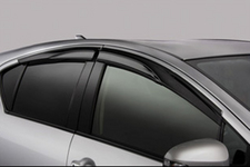 トムス「スポーツサイドバイザー」／トヨタアクア装着例