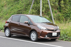 トヨタ 新型ヴィッツ（2014年4月マイナーチェンジモデル）郊外路燃費を測定中／郊外路の道中にて