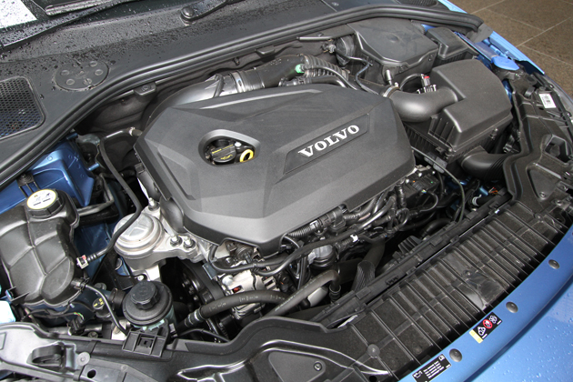 V60 Recharge Plug-in Hybrid カーゴネットの取り付けおよび