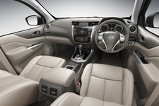 日産「NP300ナバラ」／インテリア・インパネ