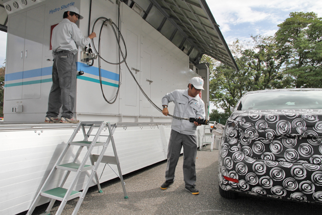 FCV（燃料電池自動車）水素を補給中