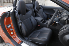 ジャガー Fタイプ V8 S コンバーチブル　インテリア[オプション装着車]