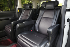 トヨタ アルファードハイブリッド SRプレミアムシートパッケージ 2列目シート