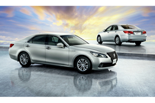 トヨタ (左)Hybrid ロイヤルサルーンG (右)Hybrid ロイヤルサルーンG Four
