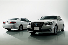 (左右)特別仕様車 Hybrid ロイヤルサルーン “Black Style” (ホワイトパールクリスタルシャイン・オプション装着車)