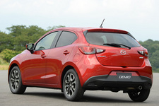 マツダ 新型 デミオ 1.5リッター ディーゼルエンジン搭載モデル(FF) ボディカラー:ソウルレッドプレミアムメタリック/エクステリア・リア