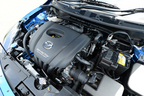マツダ 新型 デミオ 1.3リッター ガソリンエンジン搭載モデル（FF）　ボディカラー：ダイナミックブルーマイカ／エンジンルーム