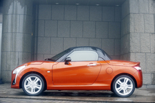 ダイハツ 新型 コペン(コペン ローブ)[DAIHATSU NEW COPEN ROBE]／ボディカラー：トニコオレンジメタリック