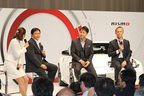 （左から）MCの佐藤恵さん、ニッサン・モータースポーツ・インターナショナル 最高執行責任者 松村基宏 氏、松田次生選手、ロニー・クインタレッリ選手