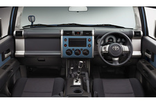 トヨタ FJクルーザー “カラーパッケージ”(ボディカラー:ツートーン スモーキーブルー、内装色:ダークグレー) オプション装着車