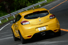 ルノー 新型 メガーヌ R.S.(ルノースポール)[2014年マイナーチェンジモデル／ボディカラー：ジョン シリウスM(特別色)]