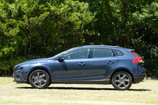 ボルボ V40クロスカントリー T5 4WD　ボディカラー：カスピアンブルーメタリック