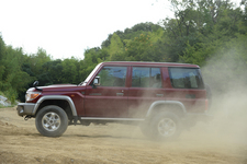 トヨタ 新型ランドクルーザー70 4ドアバン/走行イメージ35