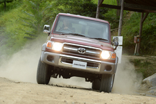 トヨタ 新型ランドクルーザー70 4ドアバン/走行イメージ36