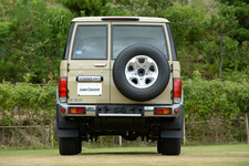 トヨタ 新型ランドクルーザー70 4ドアバン/リアビュー
