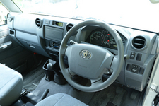 トヨタ 新型ランドクルーザー70 4ドアバン/インパネ全体