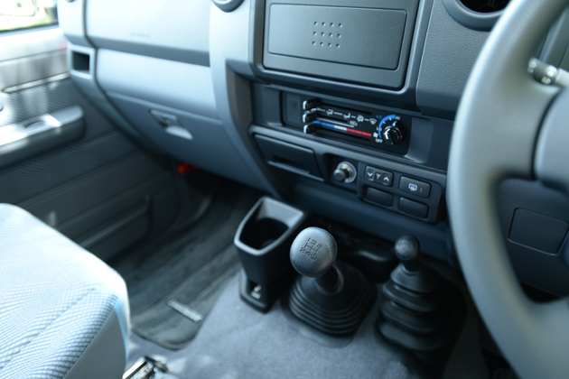 トヨタ 新型ランドクルーザー70 4ドアバン/センターコンソール