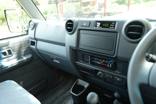 トヨタ 新型ランドクルーザー70 4ドアバン/助手席側インパネ