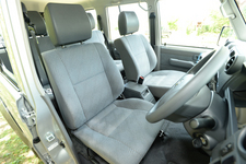 トヨタ 新型ランドクルーザー70 4ドアバン/フロントシート