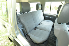 トヨタ 新型ランドクルーザー70 4ドアバン/リアシート