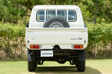 トヨタ 新型ランドクルーザー70 ダブルキャブ ピックアップトラック/リアビュー