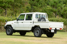 トヨタ 新型ランドクルーザー70 ダブルキャブ ピックアップトラック/リアエクステリア