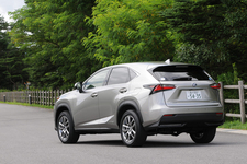 レクサス NX 300h Version L[AWD／ボディカラー：ソニックチタニウム]