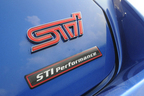 スバル 新型WRX STI STI（STIパーツ装着車）／リヤ STI・STI Performanceロゴ