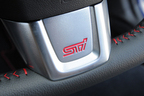 スバル 新型WRX STI STI（STIパーツ装着車）／ステアリングのSTIロゴ