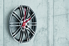ポルシェ、「911ターボ」のホイールでできた時計を発売|【業界