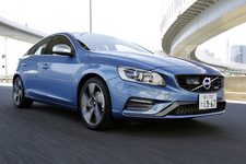 VOLVO S60 特別仕様車「S60 T4 R-DESIGN PLUS(アール デザイン プラス)」[ボディカラー：パワーブルーメタリック]　試乗レポート　1