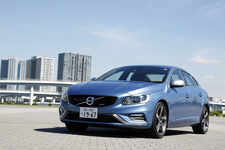 ボルボ S60 特別仕様車「S60 T4 R-DESIGN PLUS(アール デザイン プラス)」[ボディカラー：パワーブルーメタリック]