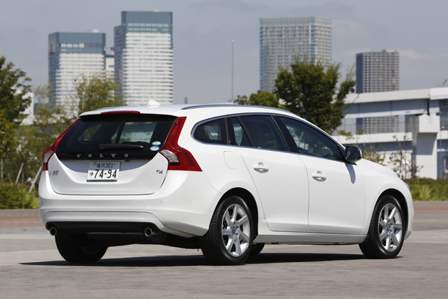 ボルボ V60 特別仕様車「V60 LUXURY EDTION(ラグジュアリー エディション)」[ボディカラー：クリスタルホワイトパール]